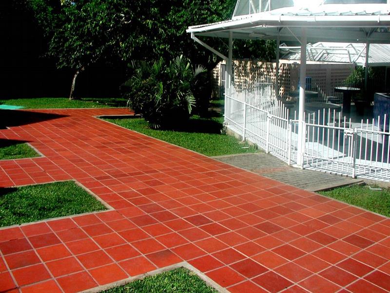 Phối cảnh gạch gốm lát sân vườn, sân thượng 40x40 đỏ trơn