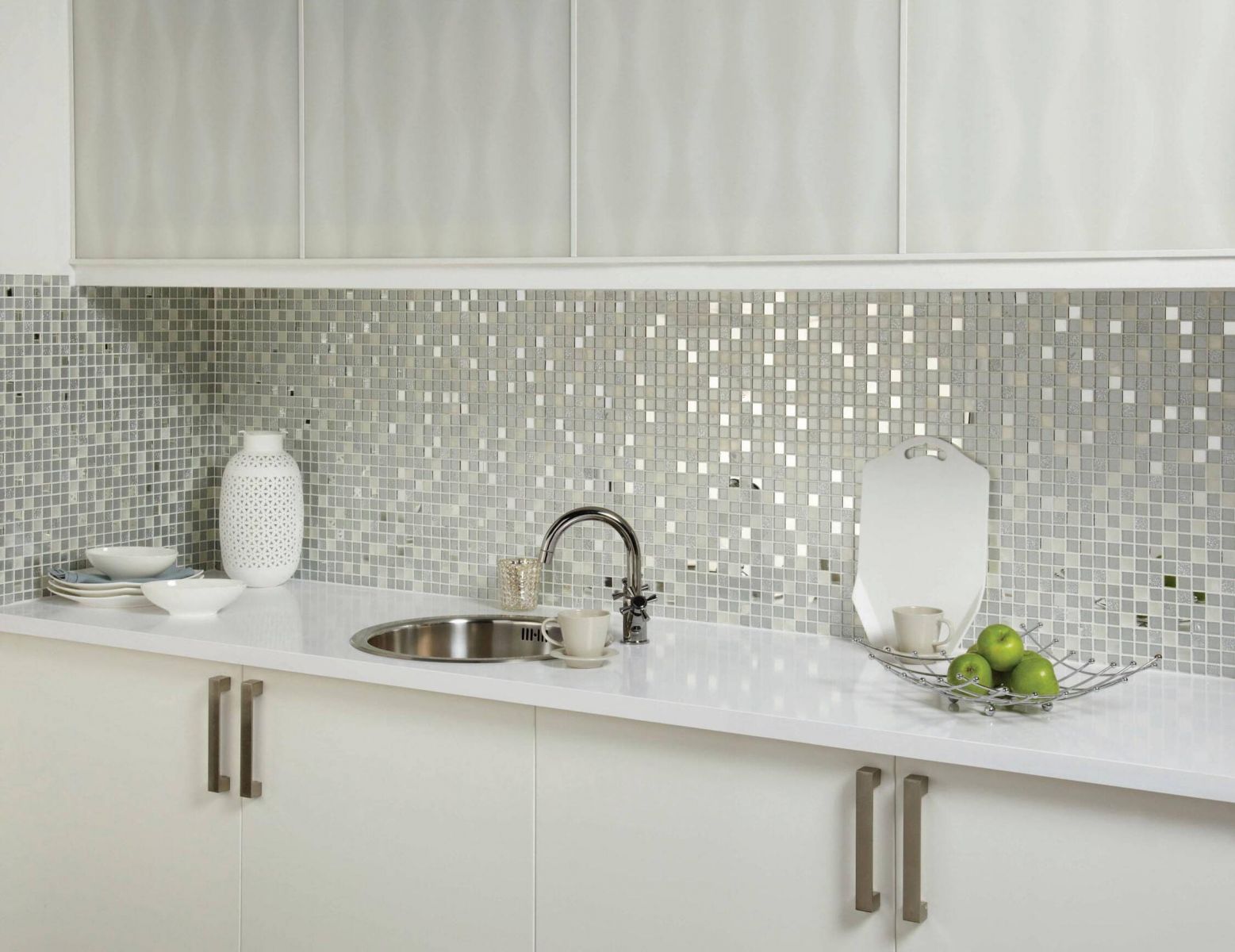 Phối cảnh gạch mosaic hình vuông ốp bếp màu xám trắng